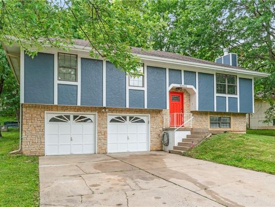 10003 NW 71st St, Parkville, MO 64152