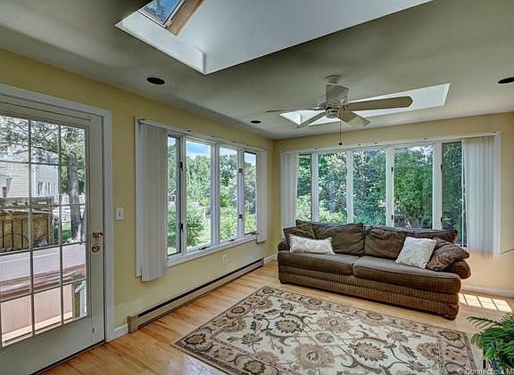 Beautiful sun filled room w...