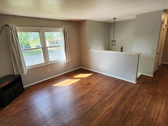 3rd image of 1133 Emerald Dr