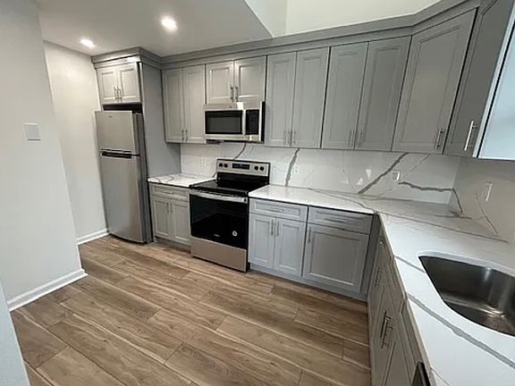 2nd image of 800 Bloomfield Ave APT 209