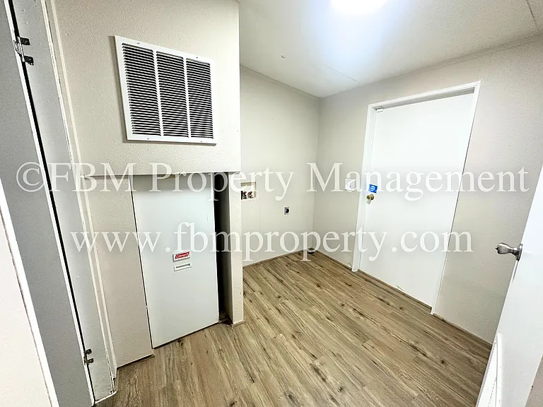 402 E College Ave — Photo 8