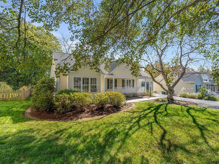 1081 Wintergreen Ln — Photo 5
