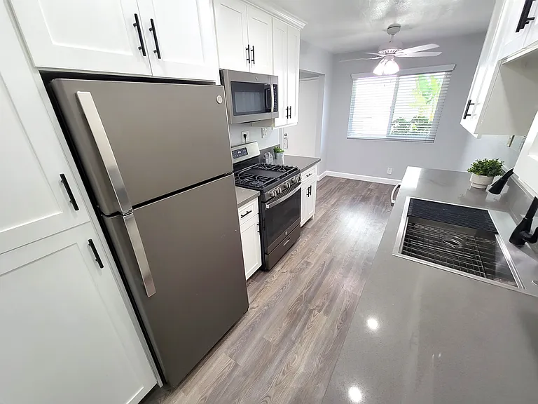 Marquis Apartments — Photo 16