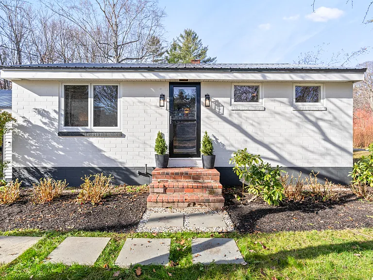 339 W Elm St — Photo 29