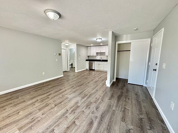4th image of 433 Sunderland Rd #B