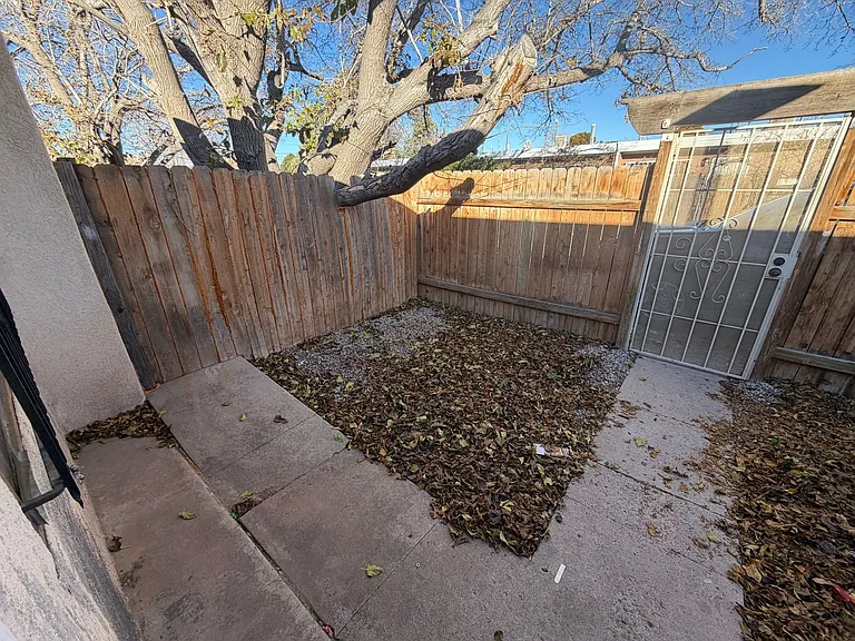 1033-1037 Alvarado Dr SE — Photo 28