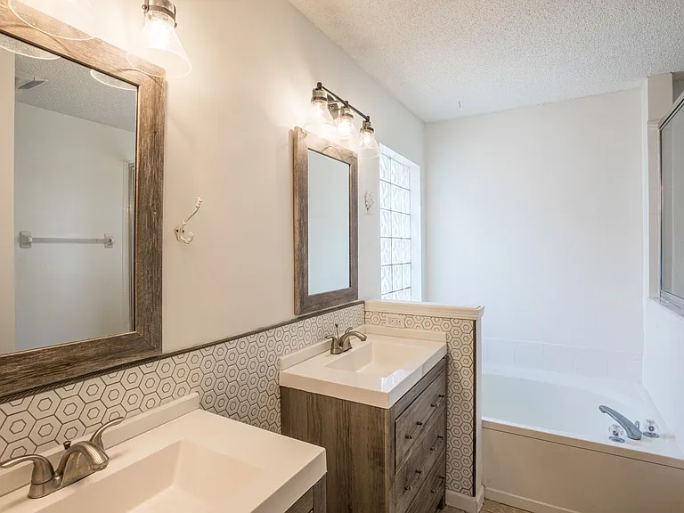 563 Selva Lakes Cir — Photo 18