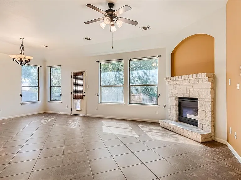 290 Maeves Way — Photo 4