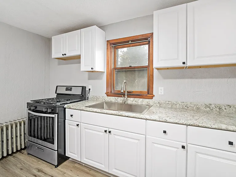 670 Main St — Photo 7