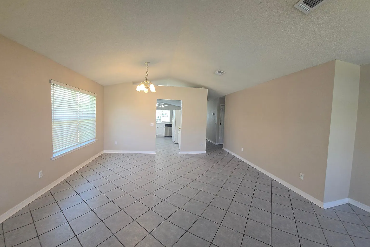 3 bed, 1947 sqft, $2,250 — Photo 3