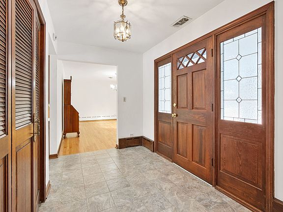3rd image of 304 E Tall Trees Ln