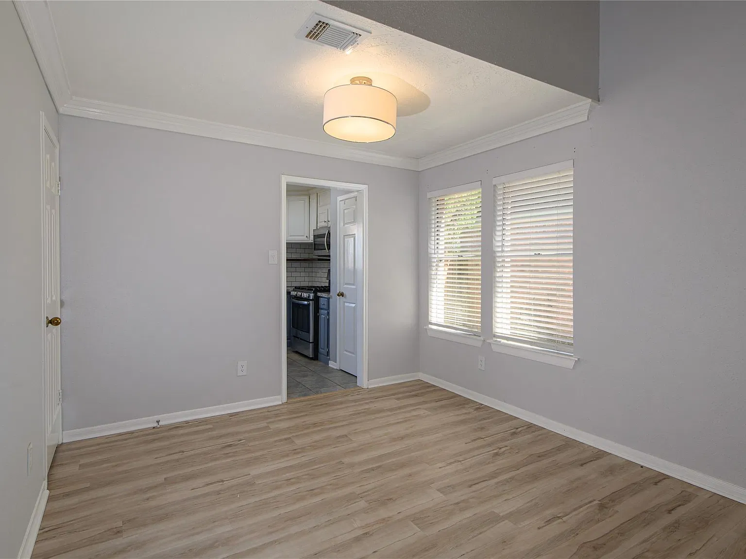 3 bed, 2.5 bath, 2160 sqft, $2,400 — Photo 4