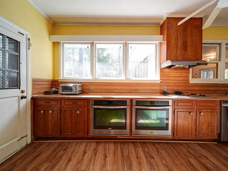 910 Basilwild Dr — Photo 2