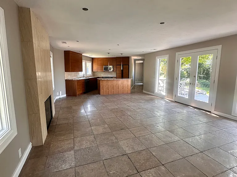 2230 E Sunnyside Ave — Photo 3