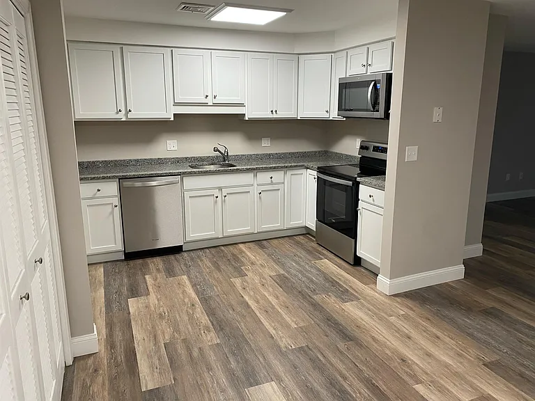 10 Barrington Ave #204 — Photo 3