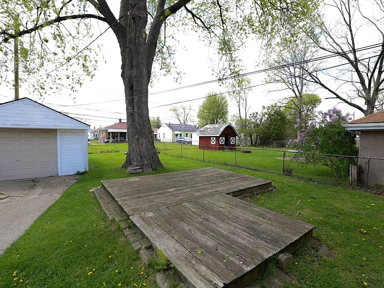 24535 Brittany Ave — Photo 12