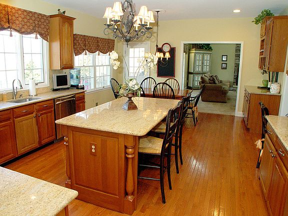 Kitchen into eat in area