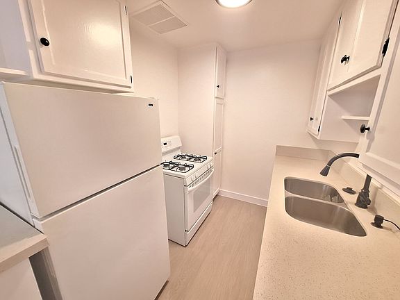 3rd image of 428 S Sherbourne Dr #868