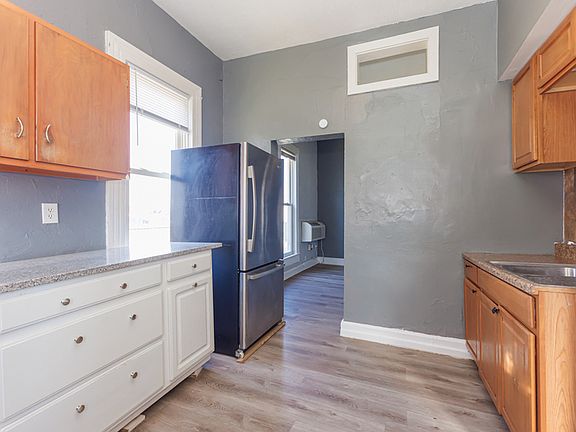 3rd image of 419 W 9th St
