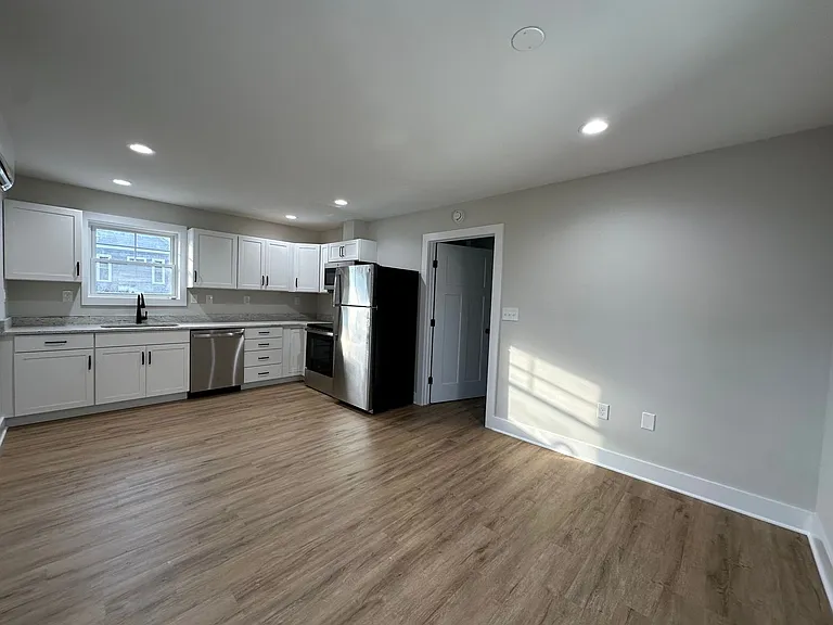 404 Phillips Aly — Photo 9