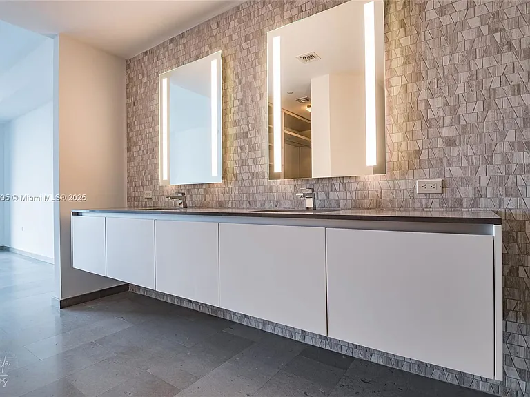 88 SW 7th St #1004 — Photo 10