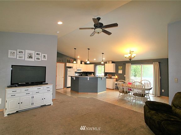 3rd image of 107 Tamarack Drive W