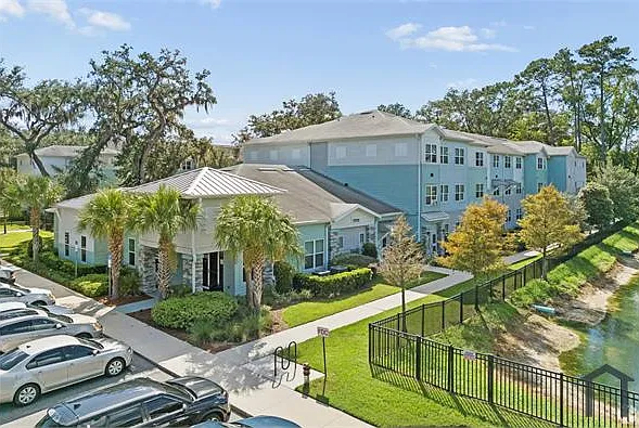 2 bed, 836 sqft, $1,333 — Photo 2