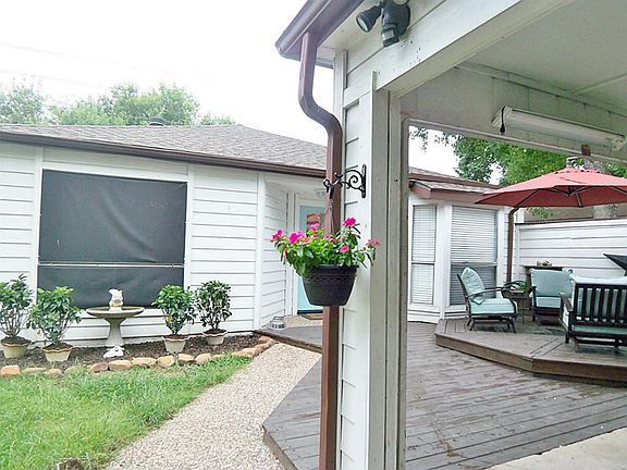 Multi-level Deck with Built in Planter boxes & Anchored Umbrella (stays with the house).