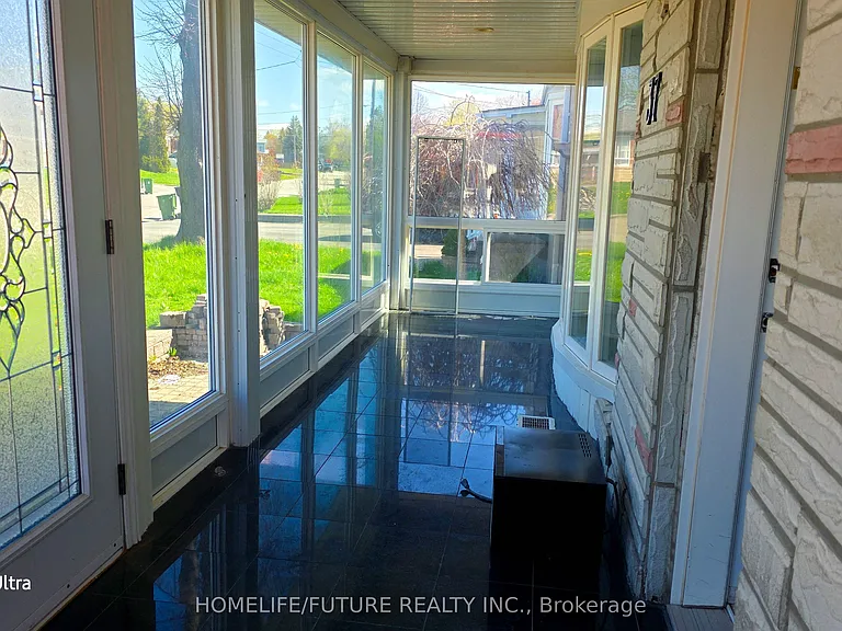 37 Miramar Cres #UPPER — Photo 2