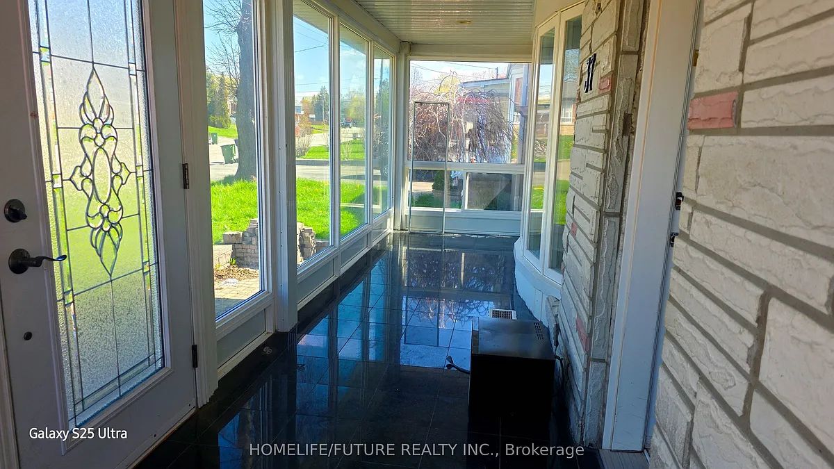 Building Photo - 37 Miramar Cres #UPPER