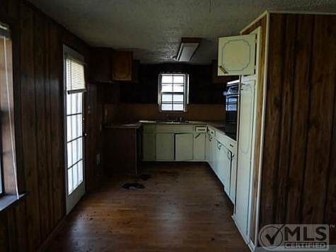 2nd image of 423 E Wilbarger St