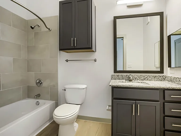 bathroom with tub/shower combo