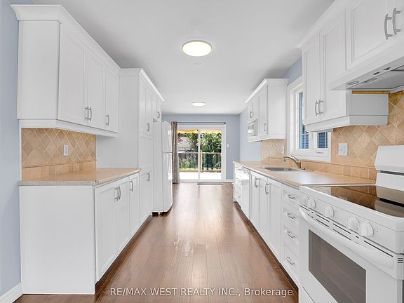3rd image of 623 Glen Cedar Cres