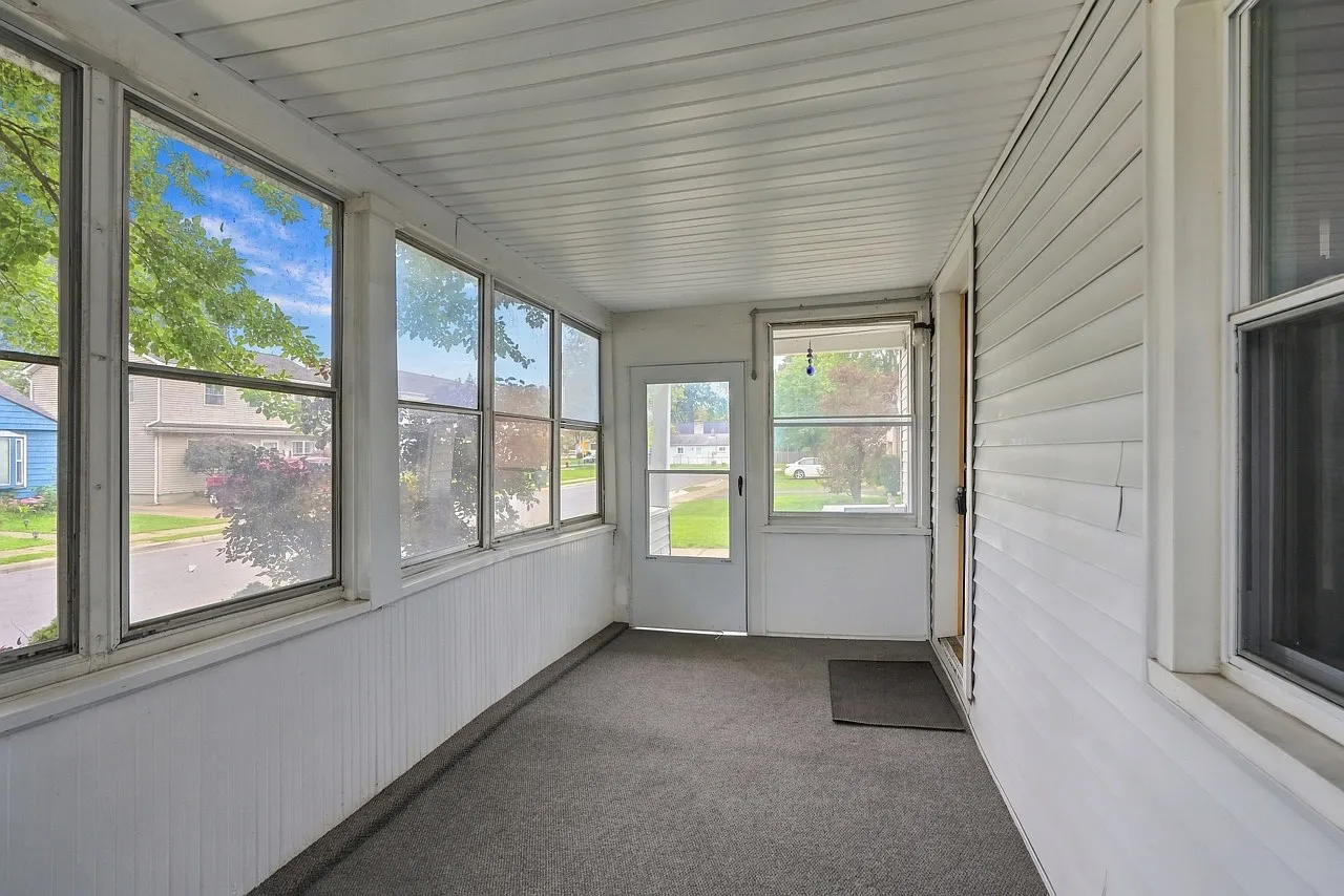 3 bed, 1102 sqft, $2,000 — Photo 3