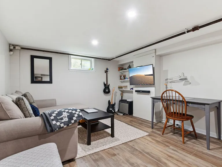 9909 Gardiner Ave — Photo 22