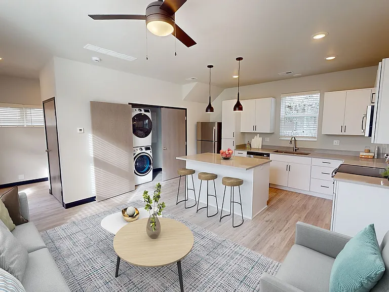 2801 Oakland St — Photo 2