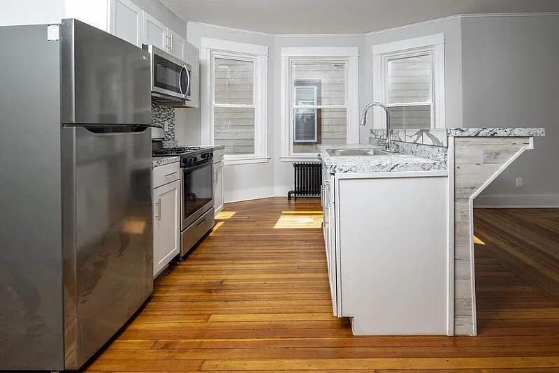 4 bed, 1.0 bath, 1200 sqft, $2,400 — Photo 4
