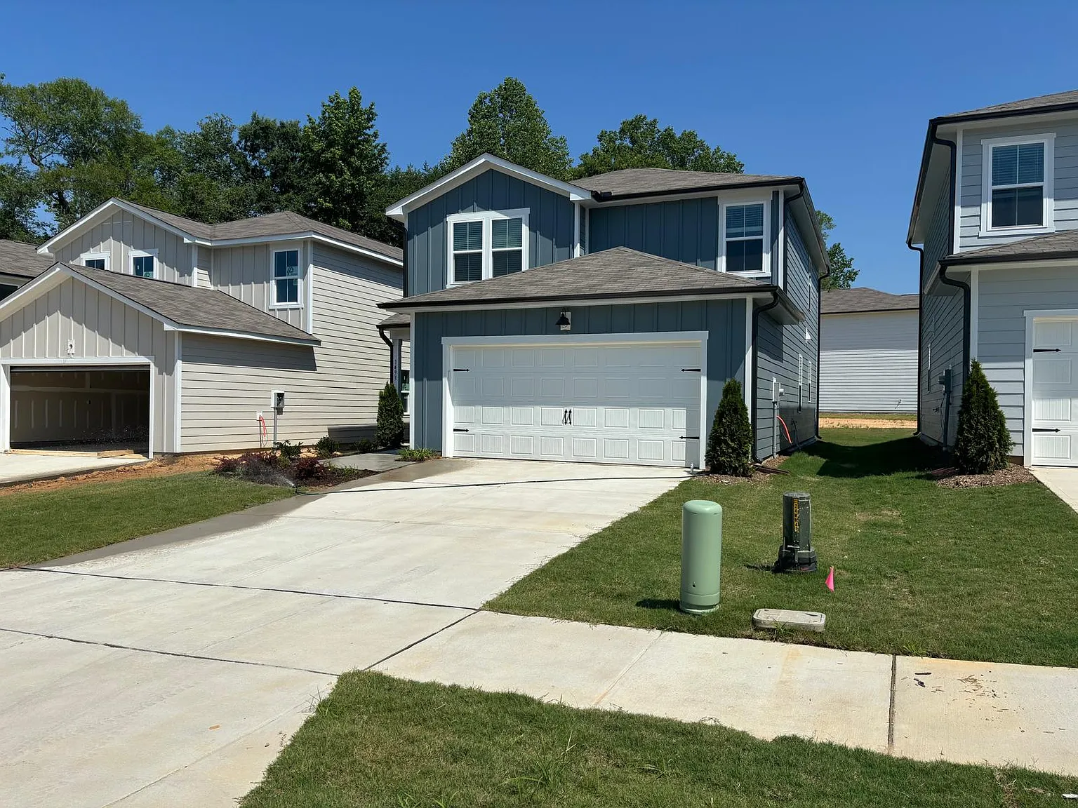 4 bed, 1968 sqft, $1,999 — Photo 2
