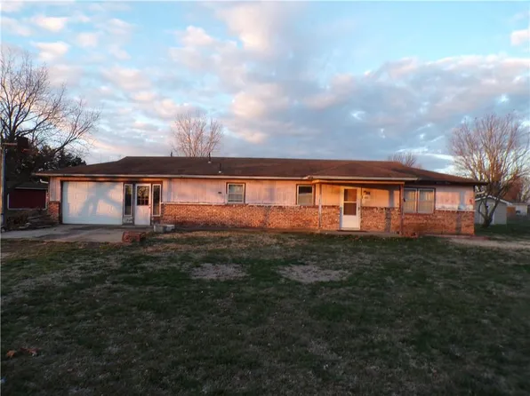 105 S Holiday Ln, Iola, KS 66749