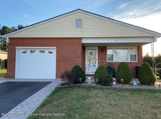 32 Pine Valley Dr, Toms River, NJ 08757