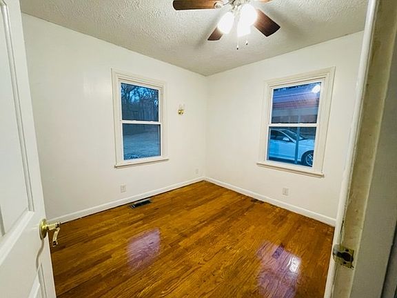 3rd image of 525 Oak St