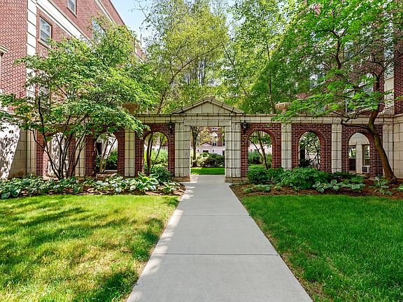 3rd image of 496 Sheridan Rd APT 1