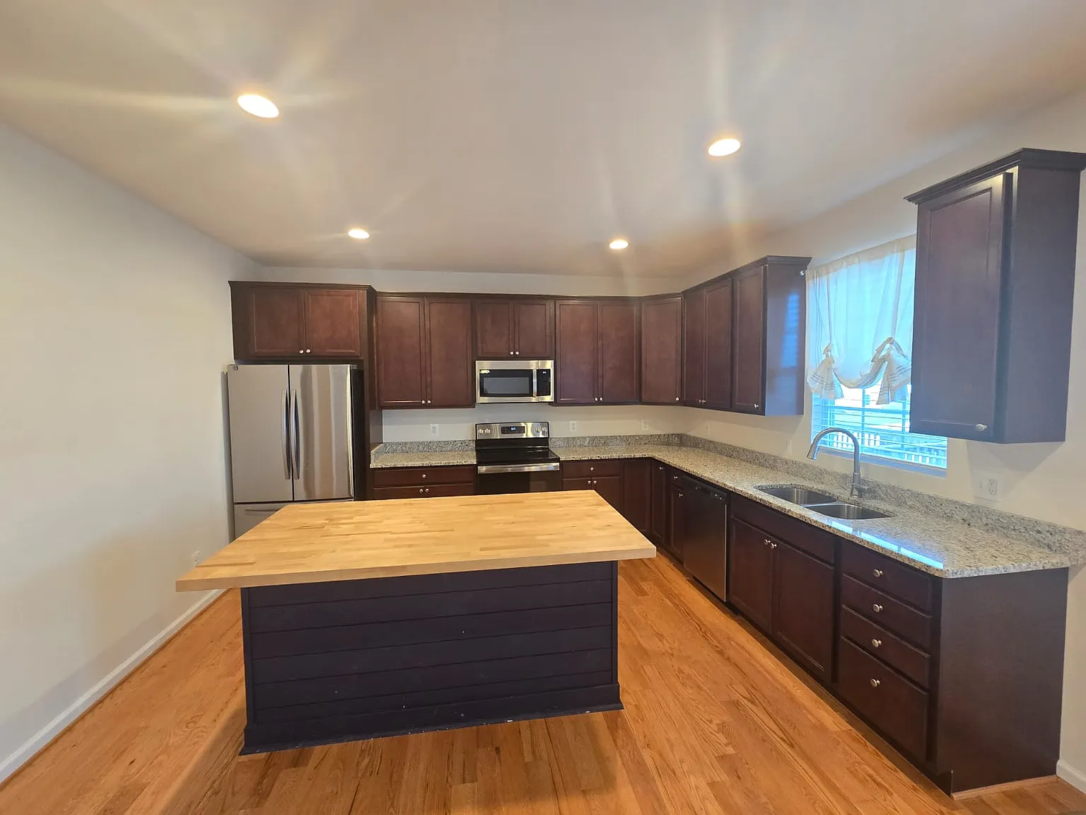 4 bed, 2188 sqft, $2,300 — Photo 4