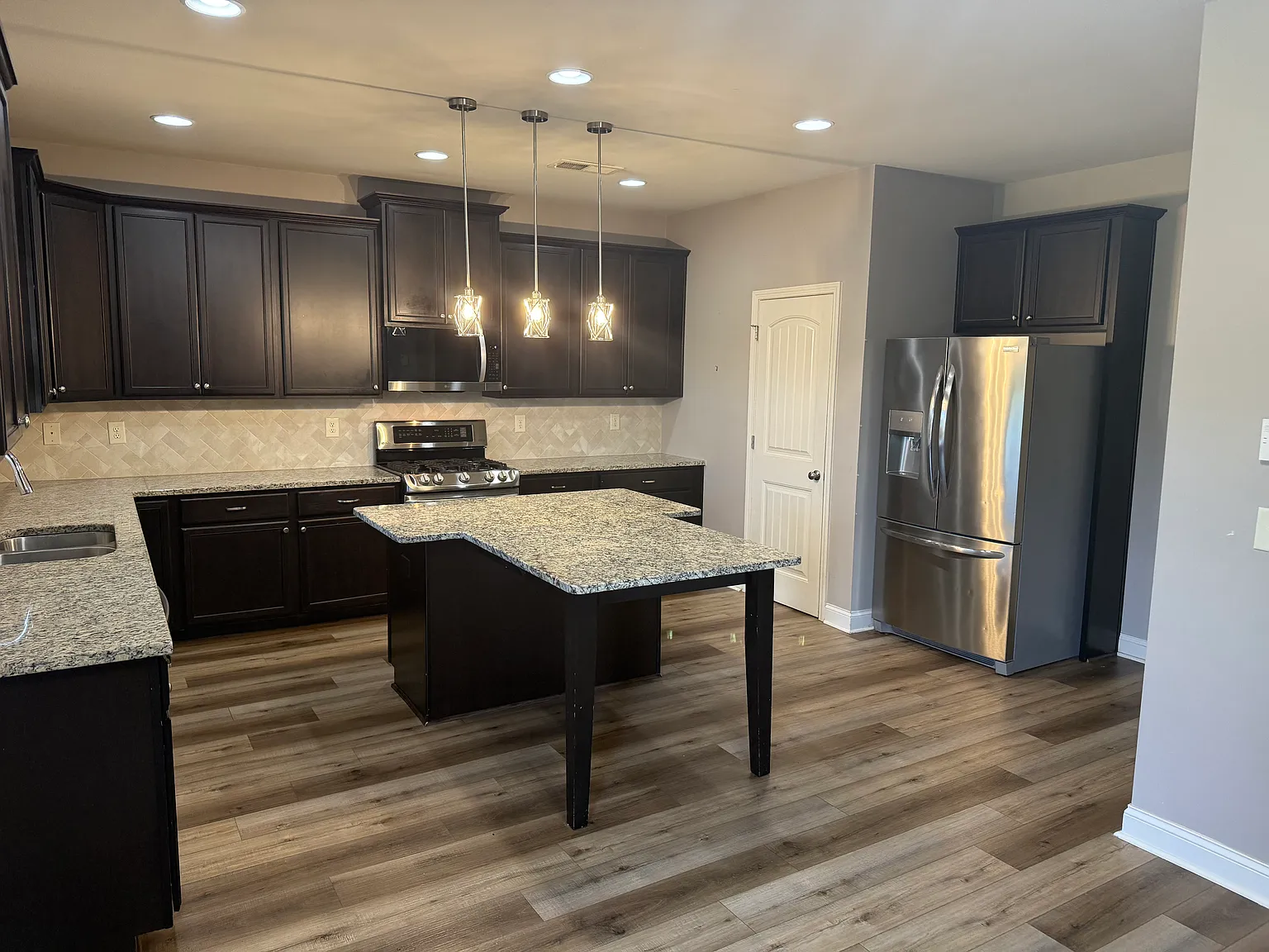 4 bed, 2530 sqft, $2,300 — Photo 2