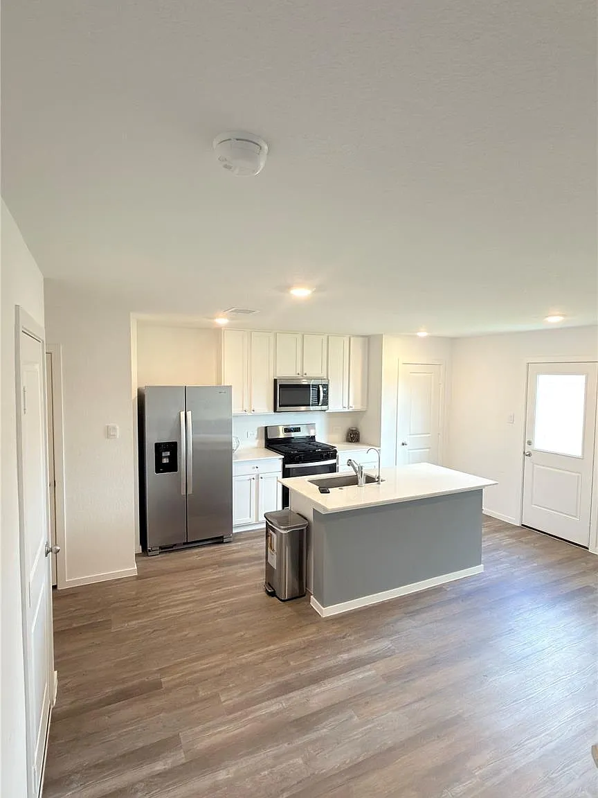 3 bed, 2.5 bath, 1402 sqft, $1,895 — Photo 3