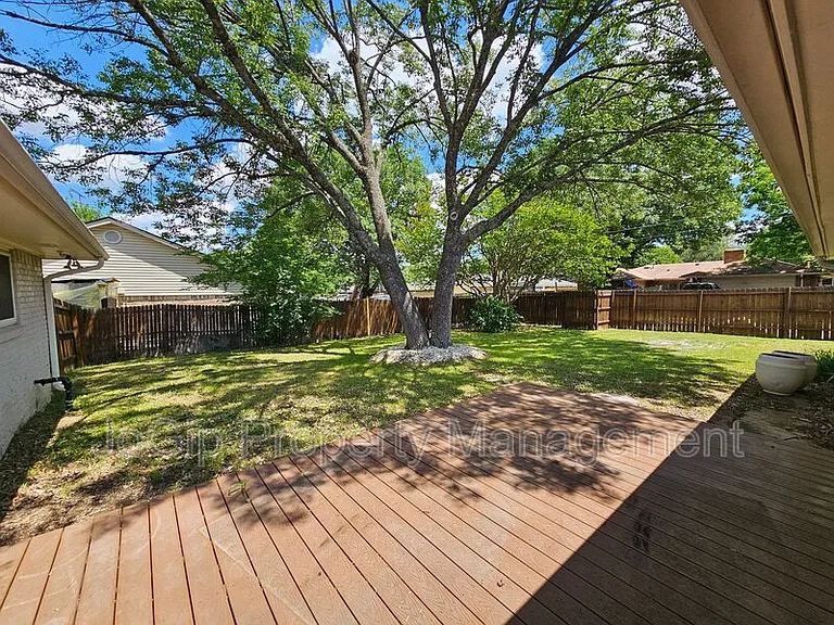 216 Wesley Dr — Photo 6