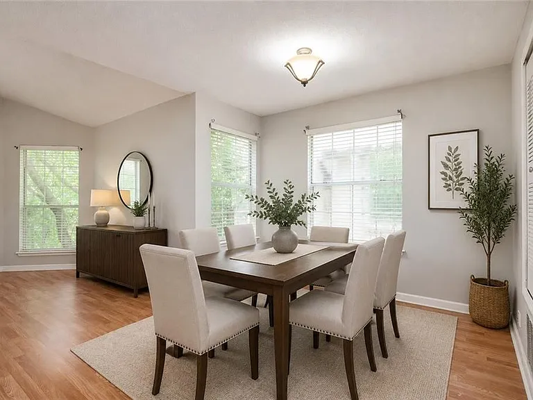 915 Wentworth Ct — Photo 6
