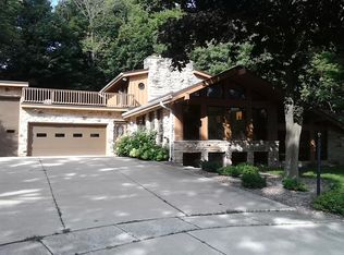 8268 Parkridge Ct E, Greendale, WI 53129