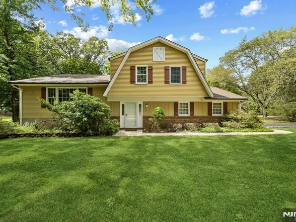 1 Heritage Ct, Woodcliff Lake, NJ 07677