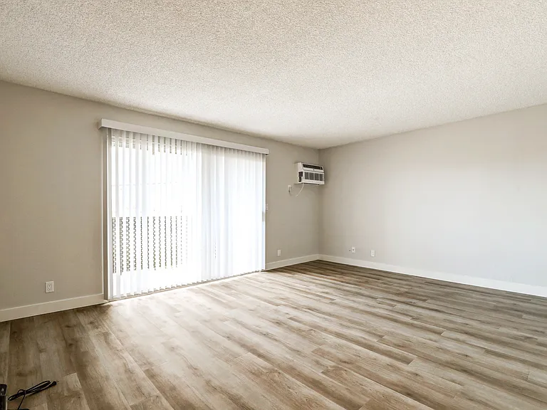 1575 Oak Apartment Homes — Photo 11